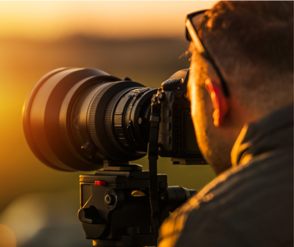 Image of a photographer with a high power zoom lens